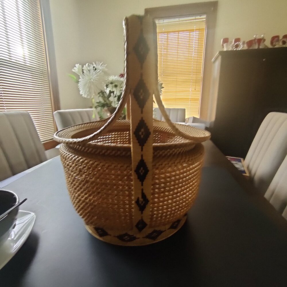 Woven Basket with Unique Style, Handle, Large, for Gathering and Display - Picture 5 of 7